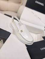 上新Chane* Coco小香开边珠牛皮乐福鞋凉鞋 原单品质高版本精选意大利开边珠牛皮 以抛光工艺淬炼出珍珠般柔润光泽 双C钻扣悬于鞋面上 折射出香奈*百年星光
