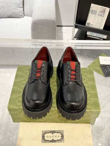 Gucci 条纹织带厚底单鞋 乐福鞋 始创于1950年代的原版品牌细节在这双鞋上浪漫焕新。取材自马术世界的条纹织带已经成为高雅俱乐部的象征，正在以新的方式重新登