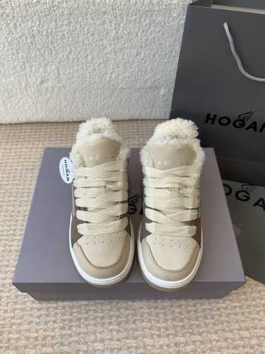 Hogan Chamallow 24ss 秋冬 情侣系列 羊毛 运动休闲鞋 本款Hogan Chamallow系列运动休闲鞋糅合街头风和Hogan时尚理念，鞋型