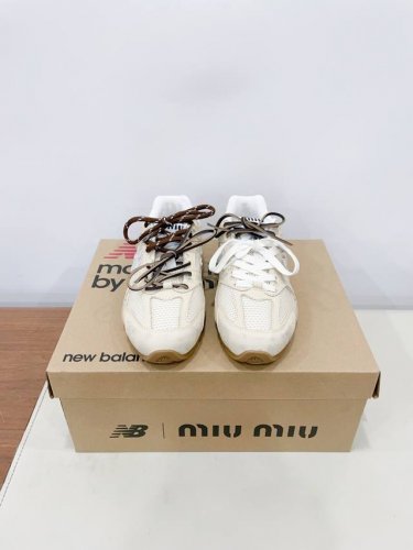 miu Mi* X New Balanc* 网面新款 大火的Miu运动鞋 终于出半拖了 简直是懒人福音 除了春夏已有的棕色以外 这个联名系列的半拖 款还有秋冬新
