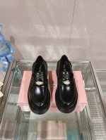 24Ss鞋款Miu Mi*钱币厚底乐福鞋 上世纪50年代，乐福鞋搭配制服，风行美国校园。学生为抗议校内着制服的规定，便将一枚硬币嵌入鞋身皮革饰带的凹槽，后逐渐演