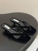 toteme 25Ss春夏新款 法式小猫跟夹脚拖鞋矮跟夹趾人字拖鞋 将法式优雅进行到底 今年再来一双夹脚这个夏天就齐活了 Toteme这双猫跟是设计最优雅的了