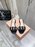340 Miumiu 谬谬2025春夏新款镶钻一字拖鞋 可甜可盐的喵喵女孩 简约设计的鞋面给这款凉拖增添不少少女心。 原版 1：1开发，各大明星 网红的热爱款