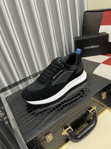 出厂价Pp： 阿玛尼Armani* 最新爆款休闲鞋，顶端品牌 奢侈～代购，顶级～质量。 鞋面選用进口透气牛皮搭配材质透气羊皮垫脚 精细做工。原版个性时尚柔软橡膠