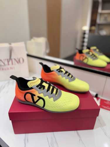 出厂 Valentino 2025华伦天奴最新春季运动鞋！专柜推荐Runboot运动轻盈舒适，蓝球鞋、跑步鞋、时尚运动鞋集于一体的多功能设计，演绎酷飒的上脚效果