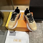 工厂价格 、2024系列新品这款 Dior、C ' est 运动鞋彰显醒目而时尚的风范。精心制作，鞋面侧边分别展示 C 和 D 字母尽显格调，细节也增添一丝优雅