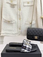 厂价 Chane*｜小香经典春夏 双C链条扣拖鞋 拖鞋的狂热爱好者又来了 可以承包你一整个夏天的时髦 经典菱格链条元素设计 浓浓的中古典雅气息 搭配任何风格都很