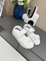 出厂： Miu M25最新爆款小香风格平底拖鞋 欧美名媛 明星 网红Girl 大爱款 ，单色蓬松柔软 亲肤柔软春季必备款 富有时尚元素，鞋面外表 加上Miuim