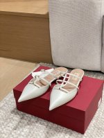 工厂p价p 顶级版本 代购品质 原版开发 Valention 华伦天奴穆勒拖鞋 V家小铆钉尖头平底凉拖鞋 Vt专柜最新Vlogo系列 重工打造经典高跟鞋 顶级版