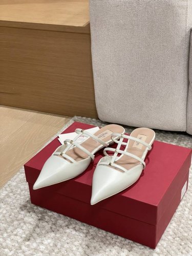 工厂p价p 顶级版本 代购品质 原版开发 Valention 华伦天奴穆勒拖鞋 V家小铆钉尖头平底凉拖鞋 Vt专柜最新Vlogo系列 重工打造经典高跟鞋 顶级版