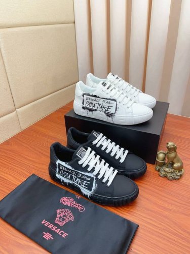 实价： Versace 范思哲最新款精心打造，引爆全场！不断创新的国际品牌 此款男士四季款休闲鞋，牛皮拼接鞋面3D打印羊皮内里橡胶防滑大底，透气舒适以质量说话