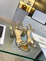 直销 古驰 Gucci 官网1 ：1精致的古铜色饰扣新款夏季一字凉鞋做工很棒让人放心皮质光泽有韧性。舒适走路超自在 贴合大众实际需要很好驾驭推荐一款面料：头层牛