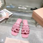 Miumi*2025Ss春夏新款平底小羊皮凉鞋拖鞋 顶级版本 Zp开发 原版拆卸 对版进口羊皮秒杀市面普通版本，Miumiu真的太少女啦！小羊皮超级软糯 舒适度