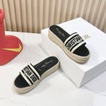 dior迪奥 25Ss春夏新款 Ivieta Dway 平底一字拖鞋 凉鞋 原版开发市面顶级版本 Cd字母Logo立体刺绣厚底圆头露趾拖鞋 脚感柔软细腻 舒适度