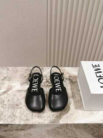 罗意威Loewe最新英伦风潮酷系列专柜同步新品 喜欢这种风格的小仙女必须要入手哦 鞋面采用进口开边珠牛皮 内里混种羊皮 意大利真皮大底 上脚非常舒适 大头的设计 - 点击图像关闭