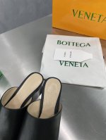 Bottega Veneta*22*S葆蝶家方头㊣一字拖 黑 春夏大肆式主打 延伸鞋底超过脚长 原版开发 像一把“铲子” 有棱有角 定染彩色小羊皮鞋面 力求配色