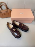 MiuMiu 2024高级时尚新品，新季力推单品~ 时尚 百搭 超好看 张元英、林允儿同款厚底金币乐福鞋，经典的凯旋门乐福鞋，开边珠牛皮的质感真的一绝，小厚底的