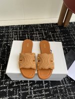 出厂： Celine 塞琳 春夏新款 凯旋门微标平底拖鞋 英伦风休闲凉拖 简约大气时髦 耐看不过时 是时尚圈永不退潮的经典所在，复古的英伦风格，让你穿出不一样的