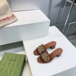 高品质出厂 顶级品质Gucci古驰2025春夏五金扣D字链条扣老花布平底 粗跟拖鞋系列 原版一比一 踮脚工艺同原版一样 中跟拖鞋 凉鞋 配最新D扣作为品牌的标志