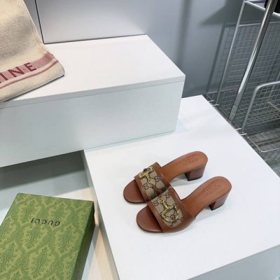 高品质出厂 顶级品质Gucci古驰2025春夏五金扣D字链条扣老花布平底 粗跟拖鞋系列 原版一比一 踮脚工艺同原版一样 中跟拖鞋 凉鞋 配最新D扣作为品牌的标志