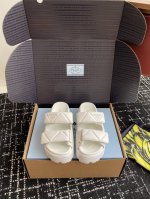 东莞代购级 官网同步盒包装 Prada 25Ss 春夏 新款 厚底款 凉拖鞋 想起了小时候上学同学们穿的魔术贴涼鞋仁 经典设计，永不过时。选鞋子注重美观的同时，