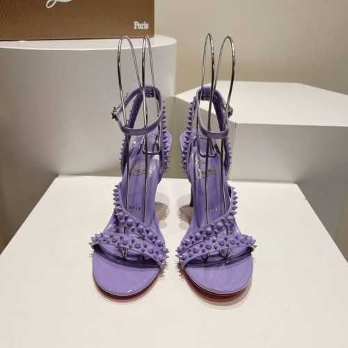 顶级版 Christianlouboutin路铂廷 Cl斜带铆钉平底凉鞋 全原版一比一开模定制，铆钉面里都是同色，非凡订制，绝非凡品！ 面料：原版同色柳钉，原版