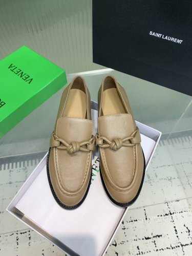 Bottega Venetabv Astaire系列结绳配饰乐福单鞋 上脚轻松又时髦 穿上它 百搭又时髦 轻松穿出高级感 每一步都走出你的时尚新节奏 鞋面材质选