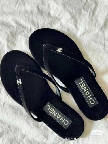 冲量价: Chanel 2024春季新款 丝绒水晶钻春夏秀场人字拖鞋 ，低调的外观搭配闪亮的精致面料，同时在人字拖条带上还镶嵌了CHANEL水晶标志，首发这个鞋