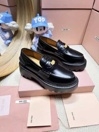 出厂价Pp： P380 Miumiu 24Fw 走秀金币乐福鞋 Miu女孩们的新色乐福来啦！今年秋冬的复古做旧的新色 牛皮材质！今年Miu爆火的不要不要的！都是 - 点击图像关闭