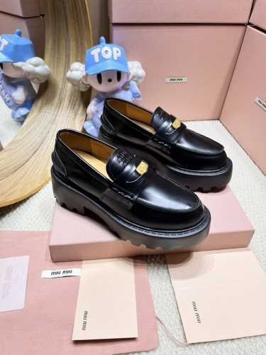 出厂价Pp： P380 Miumiu 24Fw 走秀金币乐福鞋 Miu女孩们的新色乐福来啦！今年秋冬的复古做旧的新色 牛皮材质！今年Miu爆火的不要不要的！都是