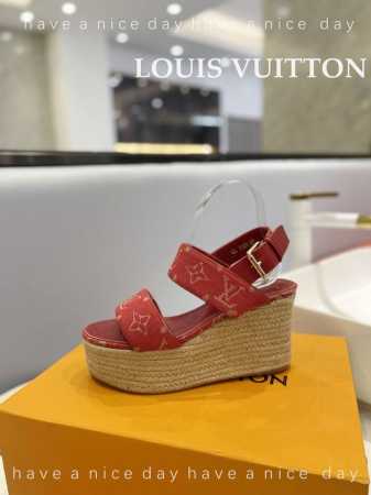 价格： LOUIS Vuitton 走秀款厚底凉鞋 香港原版购入一比一开模 今年的款式比去年增加了老花原素 显得更为大牌 牛仔布面款 内里垫脚全羊皮 水台原版麻 - 点击图像关闭