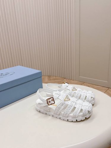 Prada 普拉达2024春夏新款凉鞋系列 经典三角扣猪笼编织平底凉鞋 环保编织pp面料 经典升级 复古舒适度与时髦度并存 圆头设计搭配不同风格需求 鞋面：原版