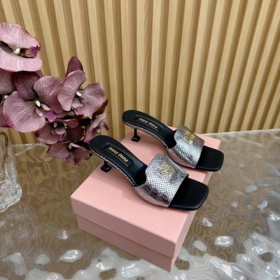 缪 缪 新款蝴蝶结少女拖鞋 系列上新Miumiu 巴黎时装周最新走秀款 舒适度与时髦度并存的开挂全新系列 尖头与圆头设计搭配不同风格需求 鞋面 原版定制牛皮 内