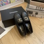 单鞋 拖鞋 chane* 小香2025新品 双C字母扣方头粗跟乐福鞋 相比经典款 这款乐福鞋更有特色 太爱这个字母设计了 鞋面 采用进口小牛皮 漆皮 内里 水染
