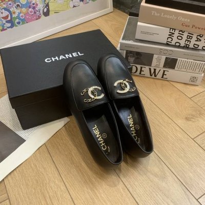 单鞋 拖鞋 chane* 小香2025新品 双C字母扣方头粗跟乐福鞋 相比经典款 这款乐福鞋更有特色 太爱这个字母设计了 鞋面 采用进口小牛皮 漆皮 内里 水染