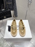 顶级版 Prada 普拉达2025新款经典三角扣草编渔夫玛丽珍鞋 复古手工编织意韵融于日常，以现代笔触刻画经典轮廓 从经典日式鞋履汲取灵感，繁而简练适合多种造型