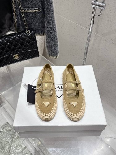 顶级版 Prada 普拉达2025新款经典三角扣草编渔夫玛丽珍鞋 复古手工编织意韵融于日常，以现代笔触刻画经典轮廓 从经典日式鞋履汲取灵感，繁而简练适合多种造型