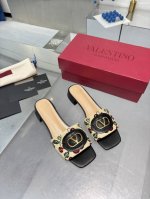 工厂P 华伦25Ss新品拖鞋，小樱桃刺绣V扣又一完美的设计，抛弃了一贯铆钉元素、化繁为简、更加精致耐看上脚尽显优雅气质♀♀♀♀♀ 鞋面：特殊材料 内里：羊皮 大