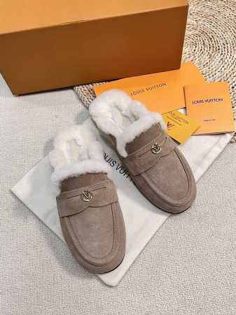 路易威登lv louis vuott on fw24 new arrival～秋冬最新款毛毛拖鞋～ 这双毛拖也是好好看！皮质的就是非常高级呀！！搭配秋冬的牛仔短 - 点击图像关闭