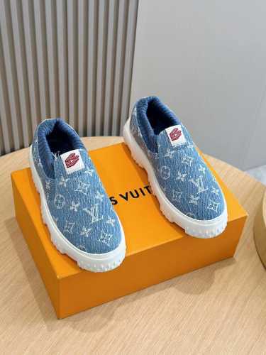 Louis V Space Lander低帮男士运动鞋 脚踝处有弹力罗纹，棋盘格图案，橡胶外底，鞋面有品牌签名，厚橡胶外底的凹口饰有 Marque L. Vui