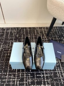 代购级 Prada 普拉达 25Ss 春夏新款方头 单鞋 凉鞋 简单的设计大概就是它最让人喜欢的点 不是烂大街的那种 很有自己的品牌个性 面料采用进口开边珠 内