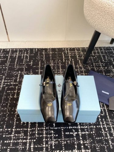 代购级 Prada 普拉达 25Ss 春夏新款方头 单鞋 凉鞋 简单的设计大概就是它最让人喜欢的点 不是烂大街的那种 很有自己的品牌个性 面料采用进口开边珠 内