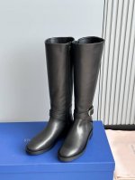 顶级品质 原厂级StuartWeitzma*Sw maverick 最新款圆头搭扣骑士靴 我个人觉得这款靴子非常适合闭眼入！上脚非常修饰腿型！敲好看！喜欢的宝贝
