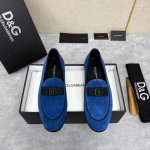 d&G 杜嘉-班纳 Dolce&Gabban* 莫卡辛便鞋 男士乐福鞋皮鞋 以全新版本创意呈现。采用金丝绒面料饰以 Dg 刺绣 Logo标识。 风格优雅考究，鞋