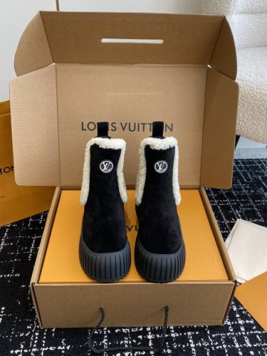 代购级羊皮里 羊毛里 官网同步飞机盒 Louis Vuitton路易威登 网红，大明星走秀新款 一脚蹬短靴 休闲百搭时尚潮流款，上脚舒适 搭配路易威登标识点缀亮