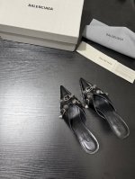 Balenciag* 新品 酷飒出圈 铆钉凉拖 是前卫与性感的完美融合 光泽流转间尽显奢华质感 个性铆钉错落点缀 似暗夜繁星 为整体注入不羁灵魂 打破常规时尚边