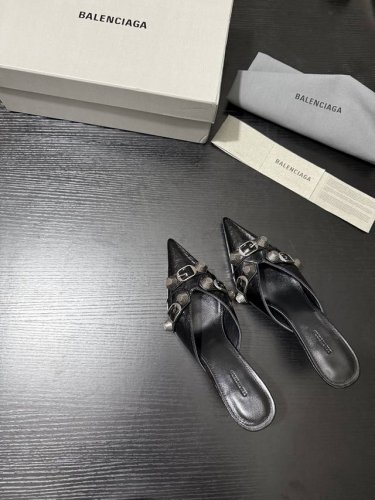 Balenciag* 新品 酷飒出圈 铆钉凉拖 是前卫与性感的完美融合 光泽流转间尽显奢华质感 个性铆钉错落点缀 似暗夜繁星 为整体注入不羁灵魂 打破常规时尚边
