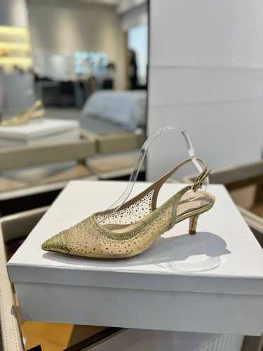 价格： Gianvito rossi 2025新款凉鞋顶级版本代购品质这双施华洛奇水钻搭配网高跟尖头后空凉鞋，水钻闪耀着奢华光芒，如同繁星点点。网面设计独具韵味