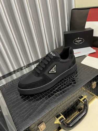 出厂价Pp： Prada 普拉达～独特现休闲风。普拉达官网新款火爆来袭高端品牌休闲鞋全套包装 男士专柜同步发售，意大利进口品牌精选头层意大利牛皮。羊皮内里 拒绝