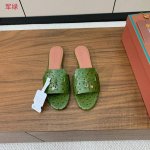 Loro Piana 驼鸟纹平底拖鞋。鞋面驼鸟纹牛皮，羊皮内里及垫脚。真皮中底，真皮包跟。进口真皮大底。码数：34-42 34、40、41、42定制不退换 批：